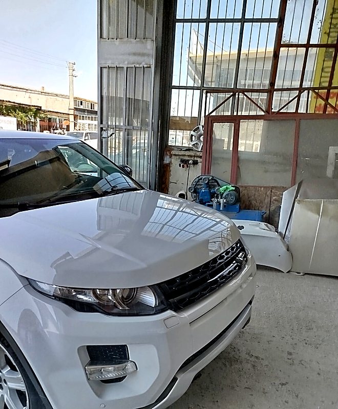 Çekmez Oto Kaporta atölyesinde onarım için hazırlanan Range Rover Evoque