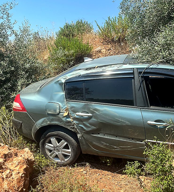 Kaza sonrası yan tarafı ağır hasar almış Renault Megane