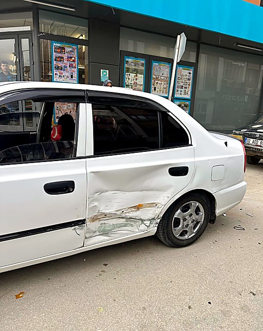 Hyundai Accent aracın yan kapı ve çamurluğunda kaza sonrası ağır hasar