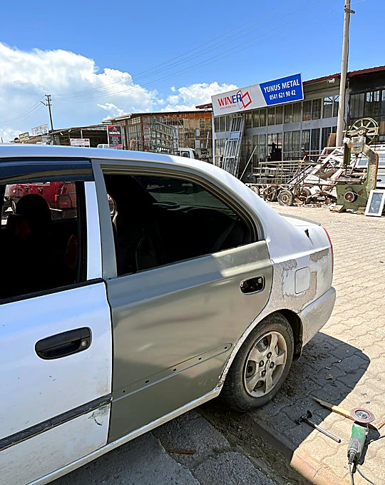Hyundai Accent aracın kapısı değiştirilip hizalanmış hâli