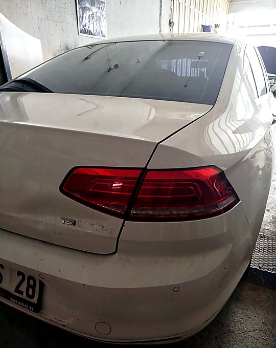 Volkswagen Passat arka çamurluğu boyasız göçük düzeltme sonrası pürüzsüz yüzey