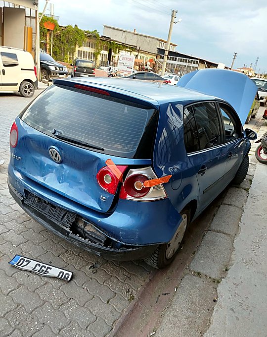 Volkswagen Golf Plus aracın arka tamponu ve bagaj bölgesinde çarpma hasarı